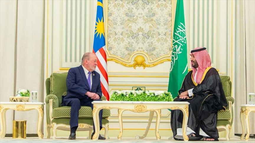 ولي العهد السعودي وملك ماليزيا يبحثان تعزيز العلاقات