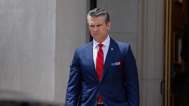 Pentagon chief visits Demilitarized Zone, peeks into North Korea