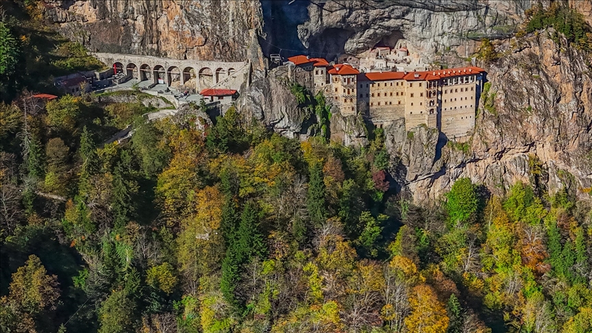 Keşîşxaneyên dîrokî yên Sumela û Vazelonê bi tonên payîzê rengîn bûn