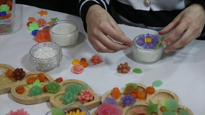 Tokat'ta kadınlar bir araya gelerek sabun, mum ve takı yapımını öğreniyor