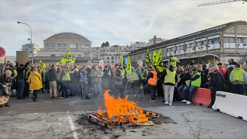 Punonjësit e hekurudhave protestojnë në Paris për thirrjen në polici të udhëheqësit të sindikatës