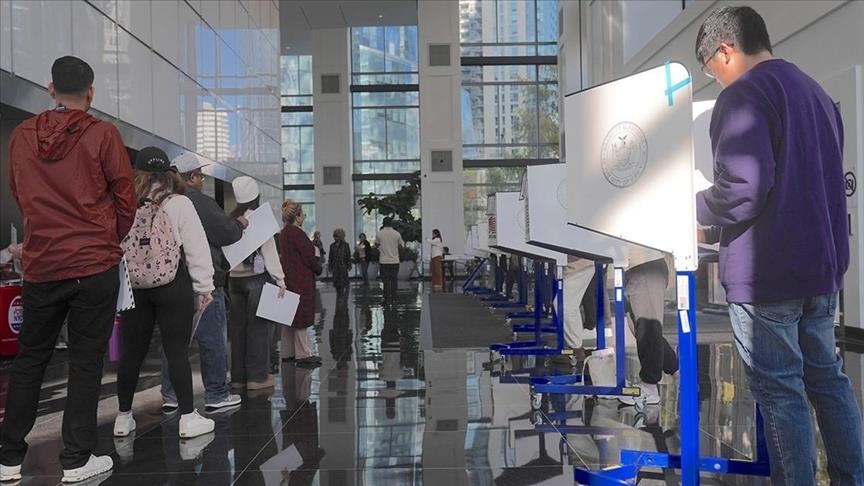 Warga New York menuju TPS dalam pemilihan wali kota