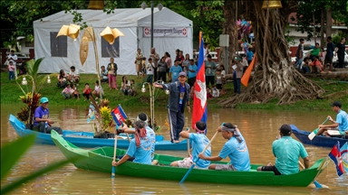 Во Камбоџа одржани традиционални трки со чамци по повод Фестивалот на водата и месечината