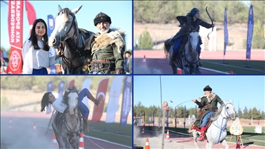 Akrobat baba-kız, geleneksel atlı savaş sanatını yaşatıyor