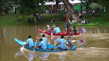 Varkat tradicionale garojnë përsëri në Siem Reap të Kamboxhias, ndërsa kthehet festivali i ujit