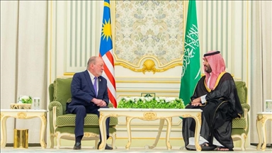 ولي العهد السعودي وملك ماليزيا يبحثان تعزيز العلاقات
