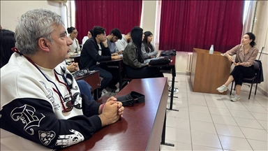 Görme engelli 50 yaşındaki üniversite öğrencisinin en büyük destekçisi sınıf arkadaşları