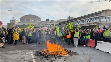 Punonjësit e hekurudhave protestojnë në Paris për thirrjen në polici të udhëheqësit të sindikatës
