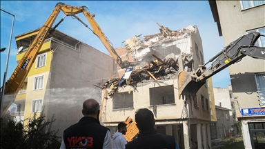 Sındırgı'da ağır hasarlı binaların yıkımı ve enkaz kaldırma işlemleri devam ediyor