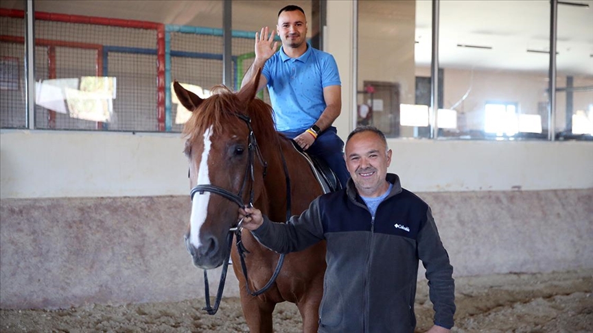 Özel gereksinimli bireyler "Sen De Gel" projesi sayesinde atlı terapiyle buluştu