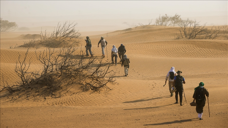 Muslimani prelaze pustinju od Meke do Medine, slijedeći put poslanika Muhameda
