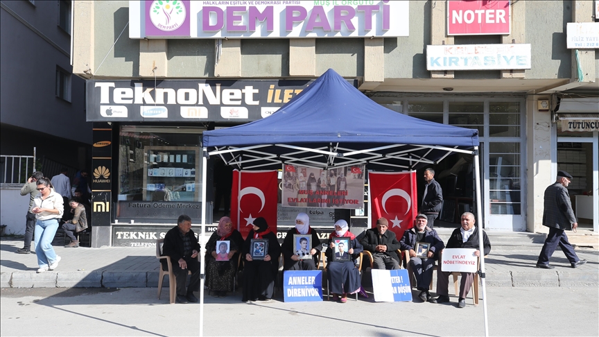 Malbatên Mûşî yên dixwazin bigihêjin ewladên xwe çalakiya li ber avahiya DEM Partiyê domand