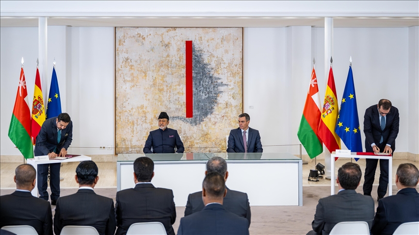 سلطان عمان يختتم زيارته لإسبانيا بتوقيع اتفاقية و6 مذكرات تفاهم