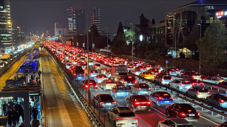 İstanbul'da akşam saatlerinde trafik yoğunluğu yüzde 90'a çıktı