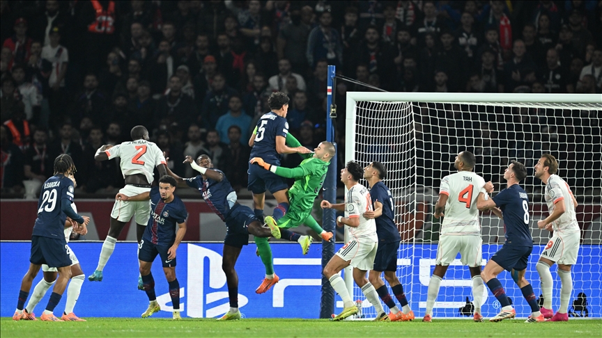 قدم.. أشرف حكيمي يخرج مصابا وباكيا من مباراة بايرن ميونخ