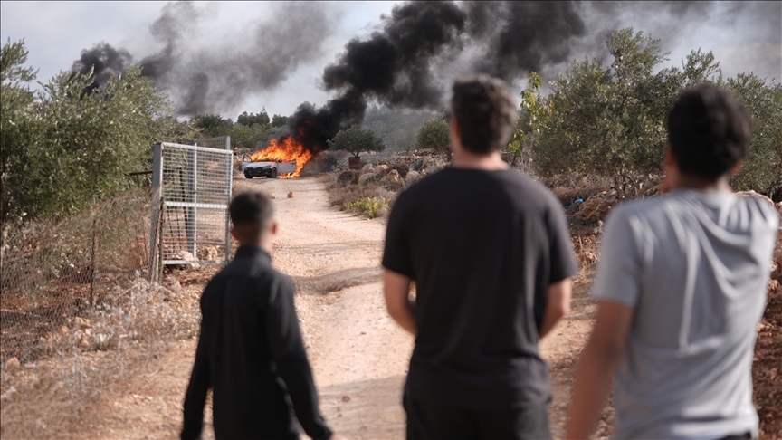 مستوطنون يصيبون 5 فلسطينيين ويحرقون أرضا زراعية في هجمات بالضفة
