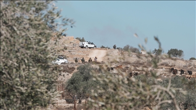 Illegal Israeli settlers injure 5 Palestinians, torch farmland in West Bank attacks