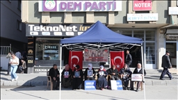 Malbatên Mûşî yên dixwazin bigihêjin ewladên xwe çalakiya li ber avahiya DEM Partiyê domand