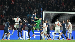 قدم.. أشرف حكيمي يخرج مصابا وباكيا من مباراة بايرن ميونخ