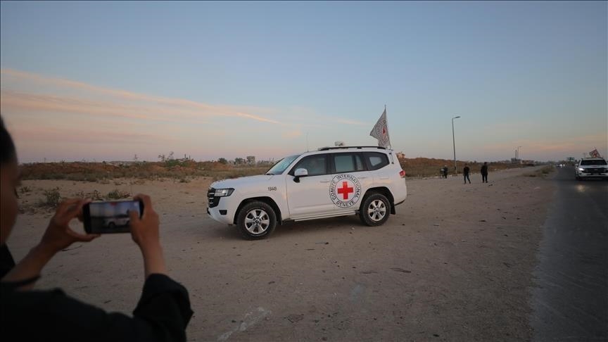 إسرائيل تطلق 5 أسرى فلسطينيين من غزة بعد اعتقالهم بظروف قاسية