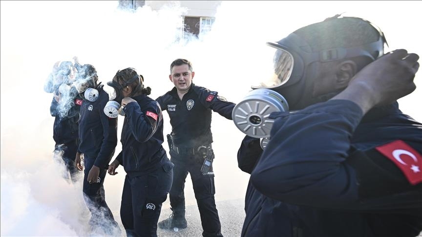 Новинарите се подготвуваат за теренски предизвици во рамките на обуката за воено новинарство на Анадолу