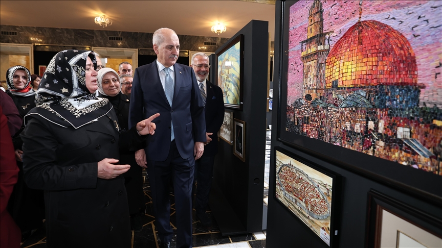 TBMM Başkanı Kurtulmuş, Meclis'teki "Hilalin Işığında" sergisini gezdi