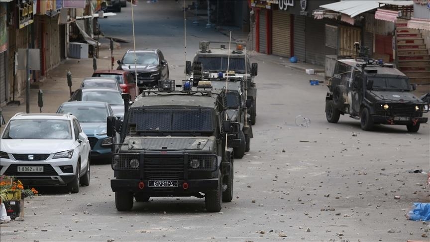 Israeli forces wound, detain Palestinian youth in West Bank