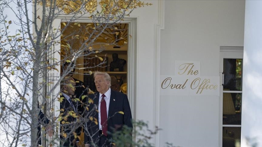 Вывеска с золотыми буквами в Белом Доме вызвала критику демократов