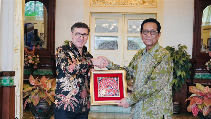 Türkiye'nin Cakarta Büyükelçisi Küçükcan, Endonezya'da Yogyakarta Sultanı ile görüştü