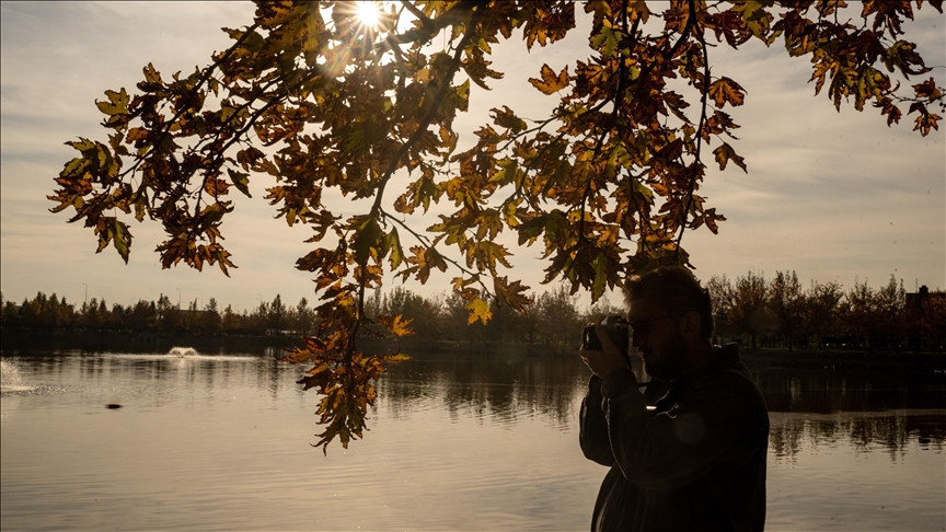 تركيا.. عباءة الخريف تكسو "بحيرة الأناضول" في أنقرة