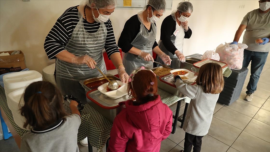 Erzincan'da binlerce öğrenciyi doyuran "Terzi Sofrası" dayanışmayla kuruluyor