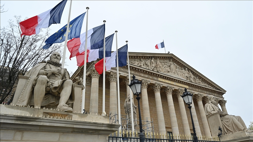 France / Visite de l’Assemblée : réactions en chaîne islamophobes en raison de la présence de jeunes filles voilées 