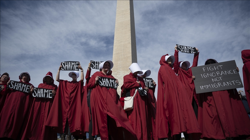 Protestues me veshjet e "Përrallës së Shërbëtores" në Washington, kërkojnë largimin e Trumpit nga detyra