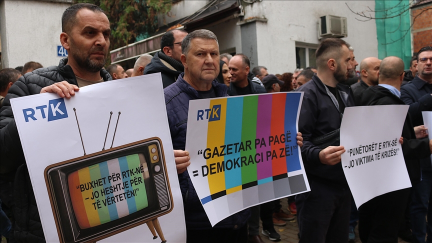 Kosovë, punëtorët e televizionit shtetëror protestuan për paga