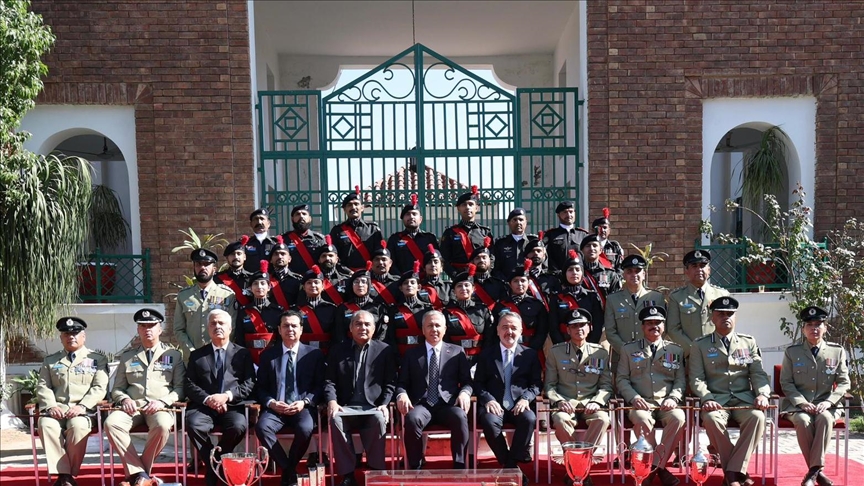 وزير الداخلية التركي يشارك في حفل تخريج شرطة بباكستان