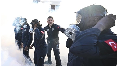 Новинарите се подготвуваат за теренски предизвици во рамките на обуката за воено новинарство на Анадолу