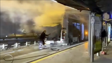 Eyüpsultan'da metrobüste çıkan yangın söndürüldü