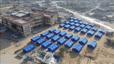 Gaza, ngrihet kamp tendash në Khan Younis për familjet e zhvendosura pas shkatërrimeve nga sulmet izraelite