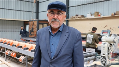 Devlet desteğiyle köyüne yatırım yapan iş insanı bungalov ev üretiyor