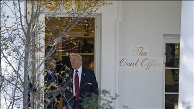 Вывеска с золотыми буквами в Белом Доме вызвала критику демократов