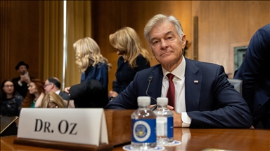 Pharma executive faints at White House event, Dr. Oz intervenes