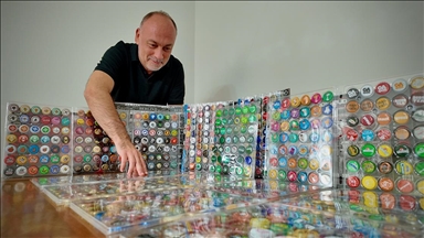 Oğluyla oynarken başlayan hobisi 65 ülkeden kapak koleksiyonuna dönüştü