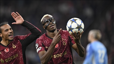 قدم.. "هاتريك" أوسيمين يقود غالاطة سراي للفوز على أياكس