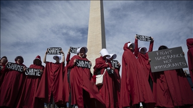 Protestues me veshjet e "Përrallës së Shërbëtores" në Washington, kërkojnë largimin e Trumpit nga detyra