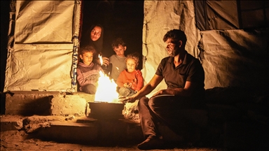 Очајните жители на Газа се борат со мракот и здравствените ризици поради прекинот на електрична енергија