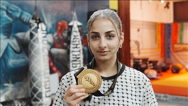 رغم القيود الإسرائيلية.. الفلسطينية فيفيان تنسج قصة نجاح برياضة "المواي تاي" 