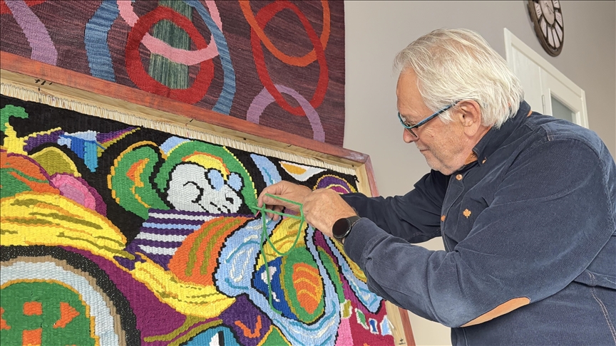 Annesinin halı tezgahında öğrendiği dokumayı akademik kariyerine taşıdı