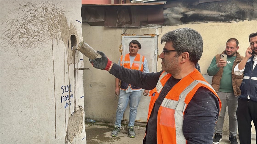 Kocaeli'de 7 katlı apartmanın çöktüğü bölgede ekiplerin çalışmaları sürüyor