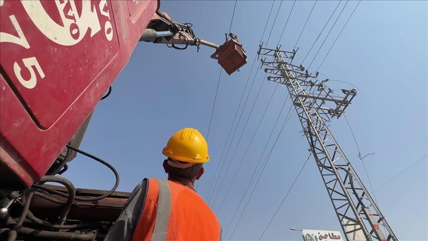 Палестинска компанија ги поправа далноводите во Газа оштетени од израелските напади