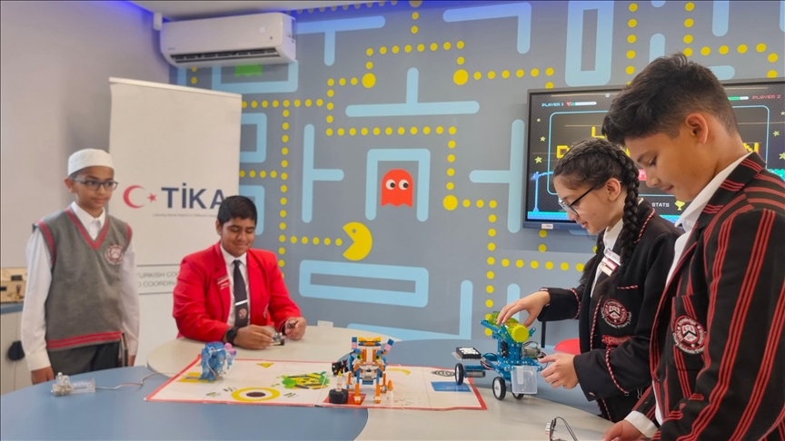 "تيكا" التركية تنشئ صفا للبرمجة الروبوتية بمدرسة في جنوب إفريقيا
